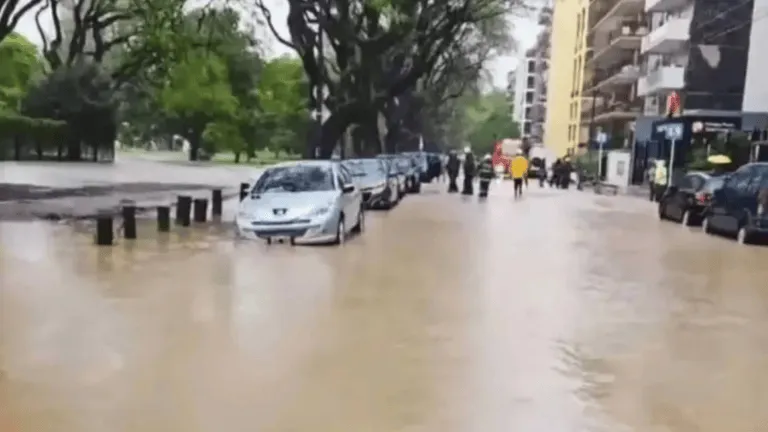 No se inunda ms! VIDEO: calles anegadas en Belgrano por la rotura de importante caera