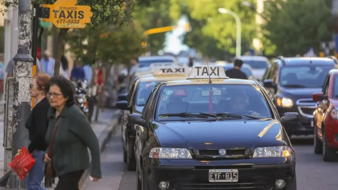 Taxistas entre la necesidad de aumento y cuidar al cliente: “Caímos de 26 a 11 viajes por turno”