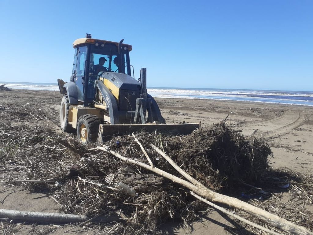 Claromecó: Retiran residuos arrastrados por el arroyo tras la crecida