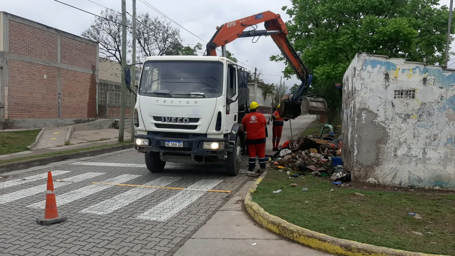 Colchones, muebles y 18 neum�ticos: limpiaron un microbasural en la zona sudeste de Salta