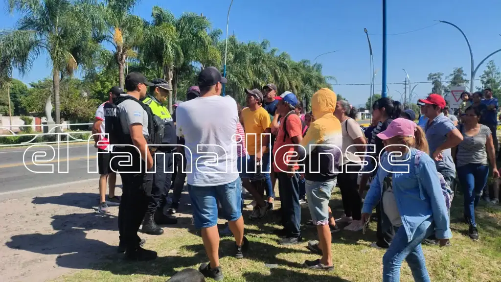 Protesta de vecinos de Famaill tras varios das soportando una falla de EDET que los dej sin luz