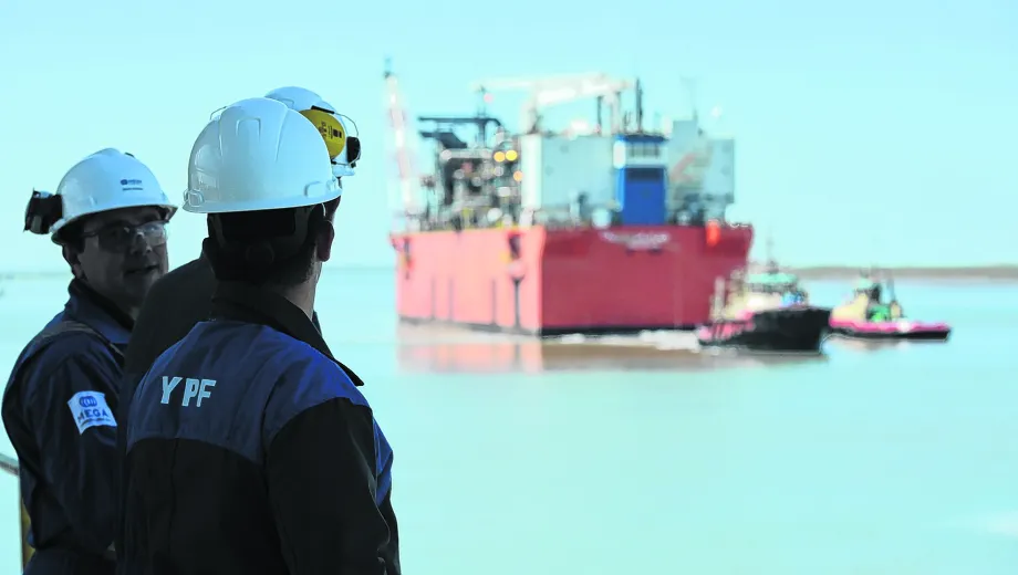 GNL: YPF y ENI sellan en un mes el acuerdo con ADNOC para exportar US$ 10.000 millones al ao