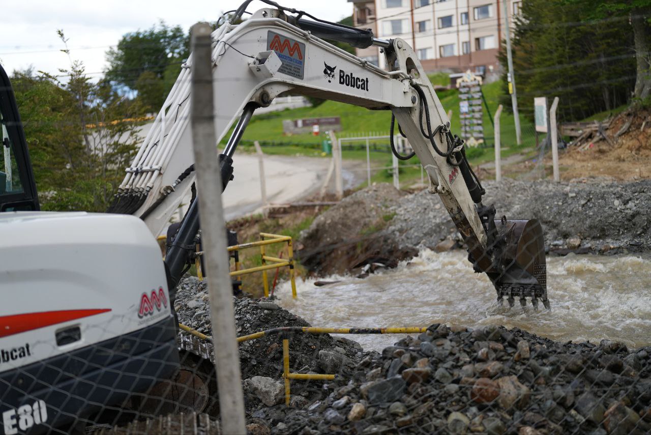 Ushuaia: Intensifican las labores para abastecer de agua a la ciudad