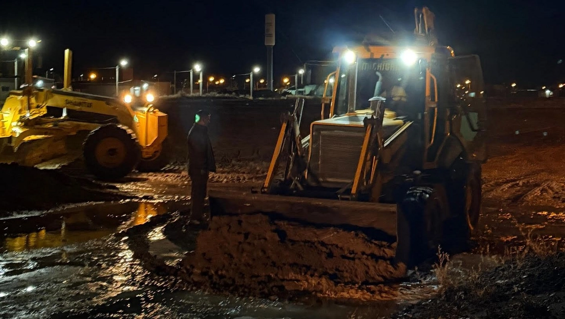 25 de Mayo: Despejaron calles, cloacas, y asistieron a vecinos