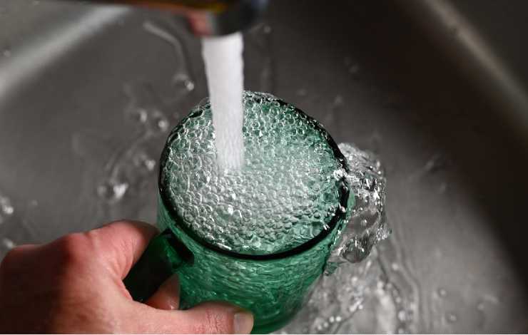 El gobierno de Milei decret que Aysa podr cortar el servicio por falta de pago: controversia y repudio