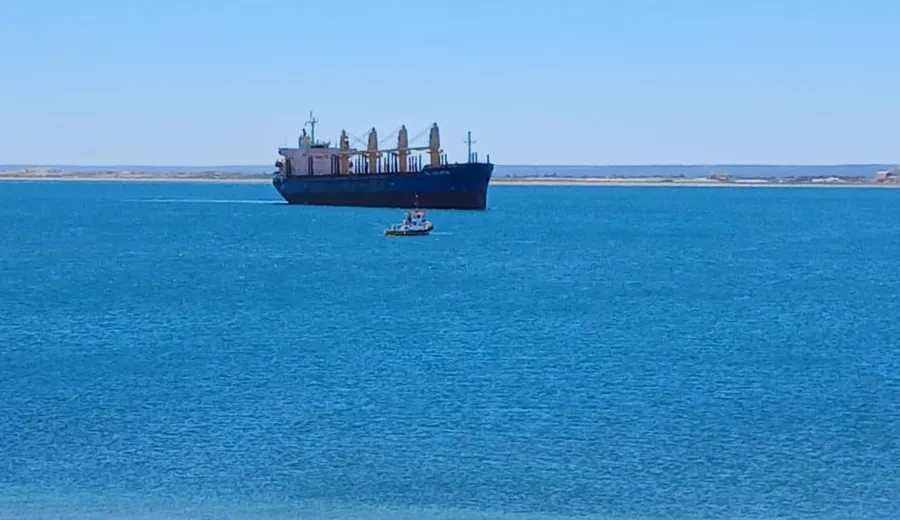 Llegaron a San Antonio Este los caos para el primer proyecto de GNL en la costa de Ro Negro