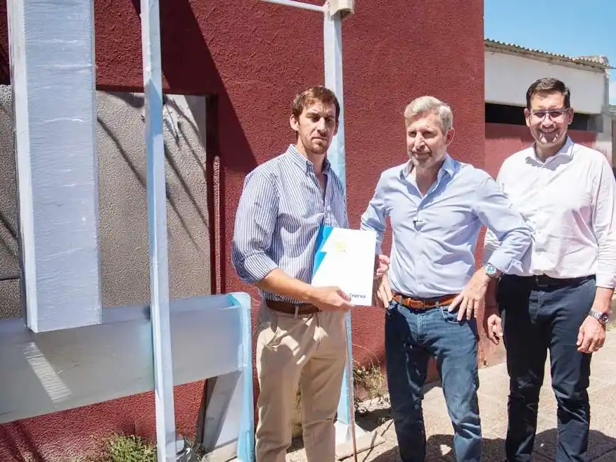 Enersa entreg termotanques y una estacin solar