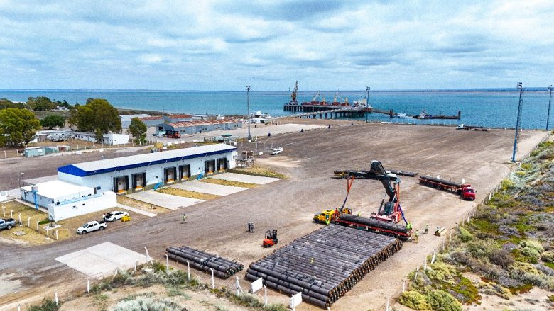 Finaliz en San Antonio Este la primera descarga de tubos para el Argentina FNLG