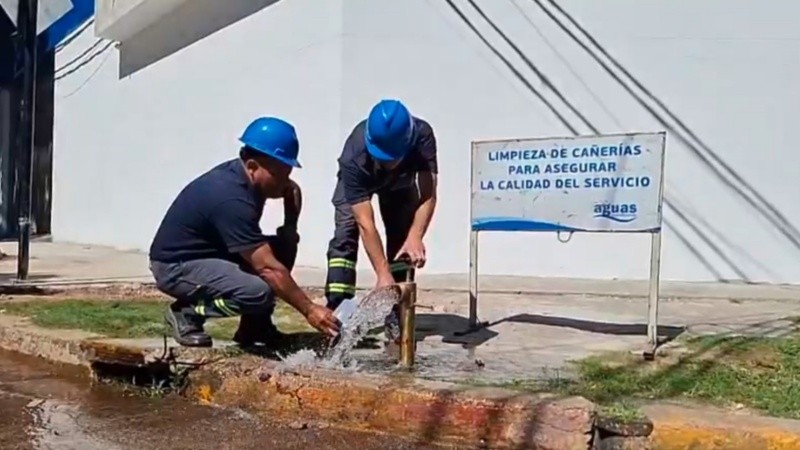 Aguas avanza con el purgado de caeras en Rosario: a qu zona le toca y qu hay que saber