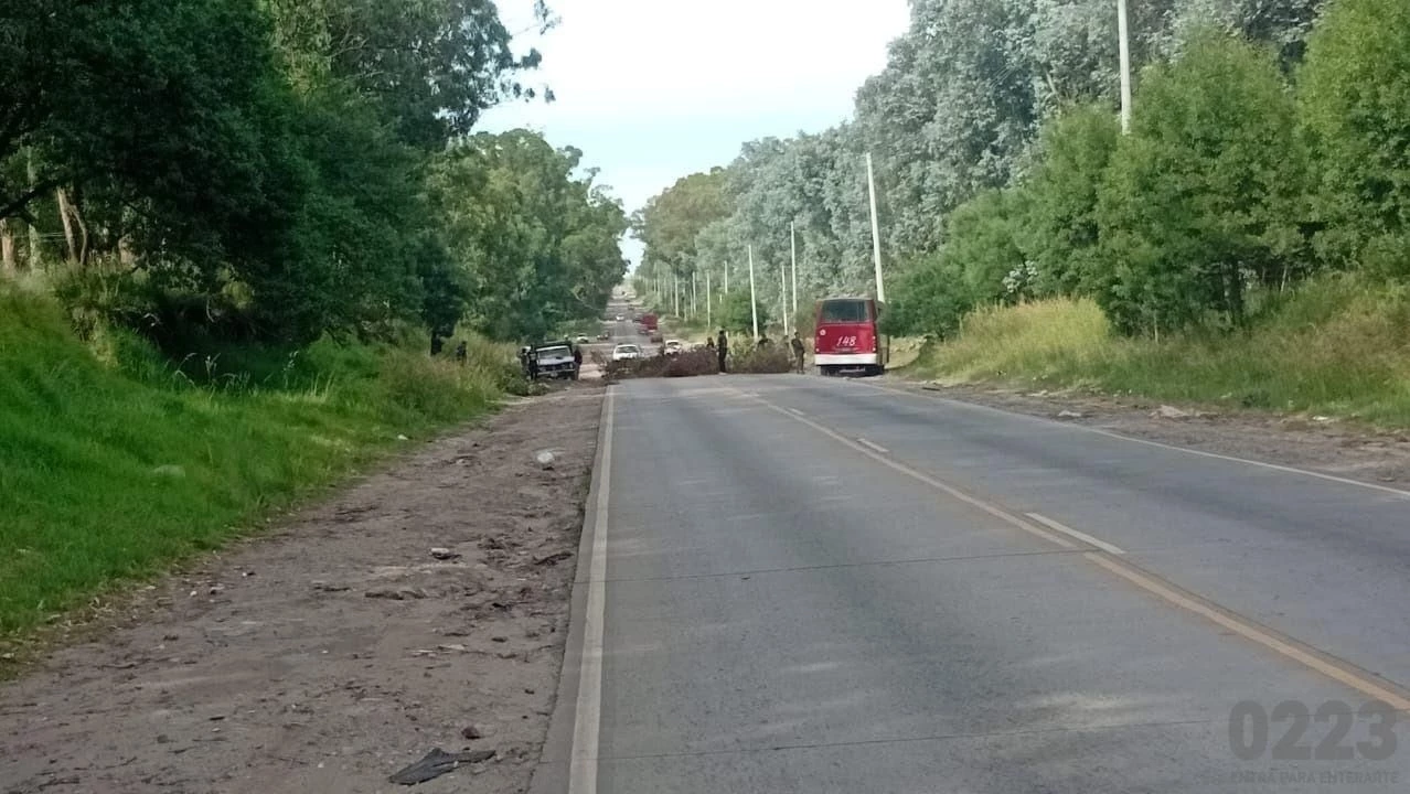 Caos de trnsito en el ingreso a Mar del Plata: vecinos cortan la ruta por un problema con el agua