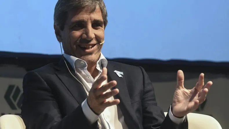 La doble vara de Toto Caputo: ataca una suba de tasas municipal, pero aumenta el recargo tarifario del gas