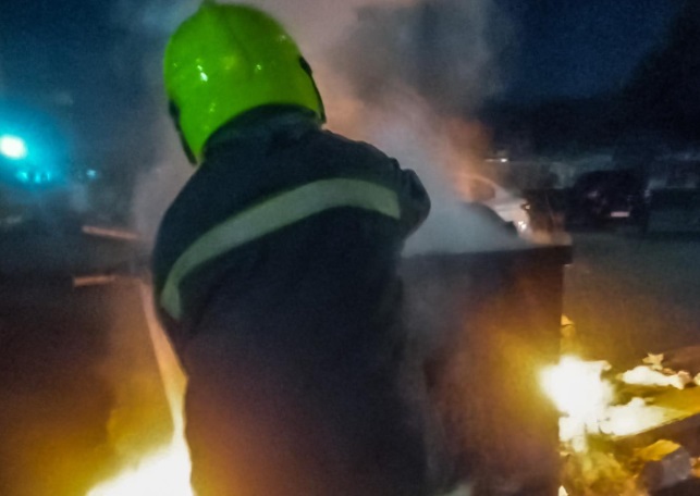 Fuego nocturno en un contenedor de residuos en la v�a p�blica