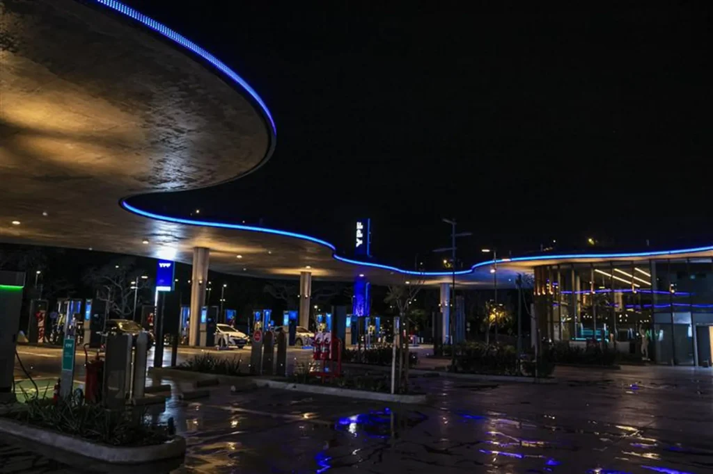 YPF buscar sumar a McDonald�s en sus estaciones y conversa con Farmacity