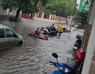 Lluvia torrencial en la Capital de Corrientes: varios barrios est�n sin luz