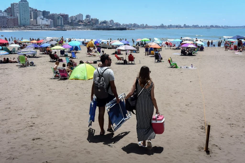 Cu�nto cuesta viajar a Mar del Plata en el verano 2026: micro, tren y auto con peajes