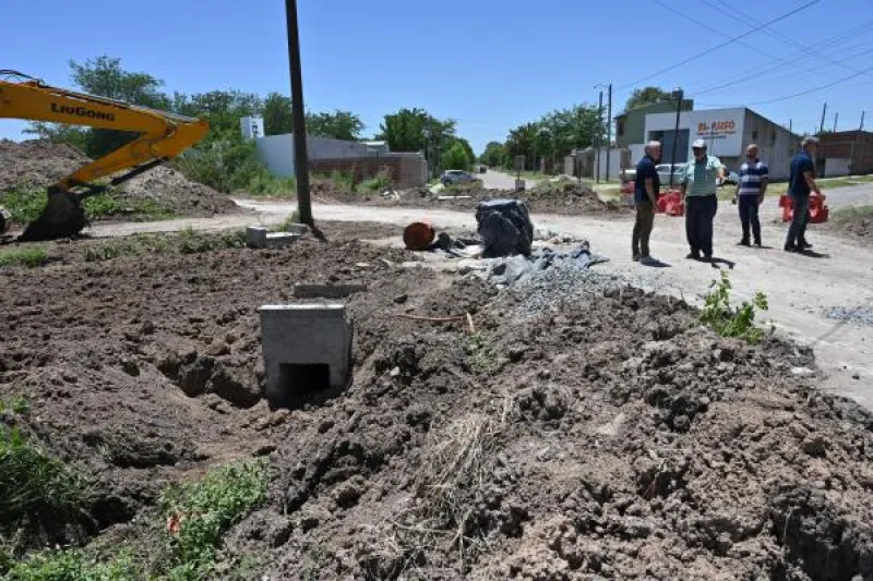 Avanza la obra de saneamiento hidr�ulico en Chascom�s