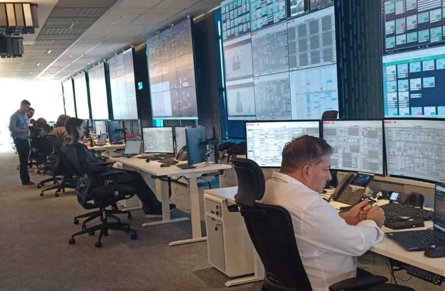 YPF inaugur� una nueva sala de Real Time en la refiner�a de La Plata, d�nde ya procesa un 70 por ciento de crudo proveniente de Vaca Muerta